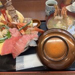 野口鮮魚店 - 朝一築地丼 2,376円 + 仲卸あら汁 528円