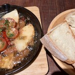 goKAN - ベーコンとカマンベールチーズアヒージョ¥740 バゲット¥410