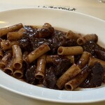ラ・ベットラ・ダ・オチアイ - 牛ホホ肉赤ワインソースのリガトーニ