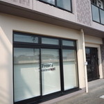 エッサンス - 外観　マンションの1Fです