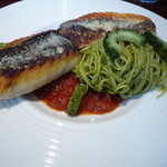 お魚のランチコース　2500円の　スズキのポワレとバジルのバスタ