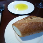 パン　黒胡椒入りのオリーブオイルをお好みで