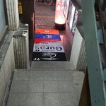 鮨処 匠 - ビル入口マット　青い匠の字映える