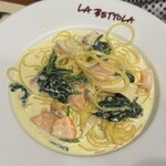 ラ・ベットラ・ダ・オチアイ - サーモン・エリンギ・ほうれん草のスパゲッティ