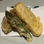 銀座 結絆 - 蝦夷鮑と玉蜀黍の天ぷら（一番手前はアスパラ）