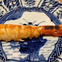 すし 良月 - 牡丹海老を炭火で炙って