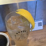 キツネ日和 - キツネジンジャー、という名前のサワー。このレモンの切り方がキツネ、らしいです