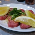 つるや - やや厚切りの 塩タン