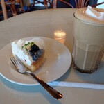 CHEESE CAKE PRINCESS - ブルーベリーフロマージュタルトとアイスカフェラテ。