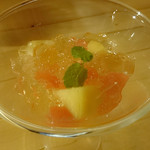 OSTERIA AL CORALLO - 白ワインのジュレが上品！桃とグレープフルーツのグラニテ