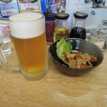 ホワイト餃子 はながさ - 生ビール390円とごま炒めメンマ180円