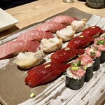 すし酒場 魚あるき - 「本鮪中とろ（税込￥550）×4」「つぶ貝（税込￥500）×4」「本鮪中とろ（税込￥550）×4」と1回目の「ねぎとろ細巻き（税込￥500）」