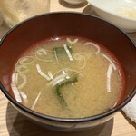 すし酒場 魚あるき - 〆のサービスのお味噌汁