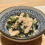 すし酒場 魚あるき - 「テーブルチャージ（税込￥440）」この日は、ツナとわかめのマヨネーズ和えでした…