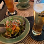 チェディルアン ハービスENT - サラダと先ずはビールで