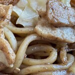 夜のベーカリーMAHOROBA - あふれる焼きそばパンどアップ