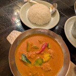 チェディルアン - ゲーンチュムポーン〈自家製鴨団子と季節野菜と自家製ペーストを使ったタイ南部のレッドカレー〉