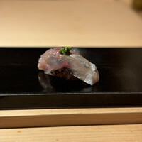 すしの嘉六 - アジも合わせてあって美味しい。1.1万て。3人で来ましたが全員分で1人分。