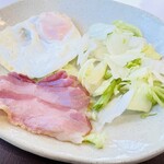 すき家 - 目玉焼きの形がちょっと悪い✨
黄身に火が入りすぎてちょっと硬い