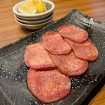 炭火焼肉 笑門来福 - 上塩タン(1488円)