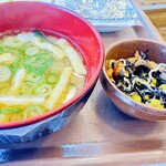すき家 - わかめ、ネギ、揚げが入った味噌汁。
松屋の味噌汁より具が多いね。