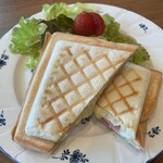 ブックカフェ 喫茶セインツ - 料理写真:ホットサンド