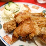 来来飯店 - セットの唐揚げ２個。