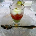 レストラン　トエダ - トマトとスイカ、アヴォガド、ヨーグルトのガスパチョ