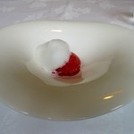レストラン　トエダ - 苺のグラニテ、ヴァニラの泡と共に