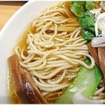 かなり香りの強い麺。ツルツルでコシもイイ♪