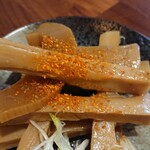 麺屋 寛 - おつまみメンマに七味かける