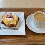 306432369 - ざくろ 税込376円、ホットコーヒー しっかりめ 税込330円（R7.4時点）