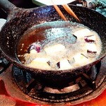 居酒屋 味平 - アスリート大将の鉄鍋・揚げなすの様子①