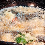 居酒屋 味平 - アスリート大将の鉄鍋・天ぷらの様子