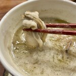 麺屋 桜息吹 - 大ぶりの牡蠣がたくさん入ってます。