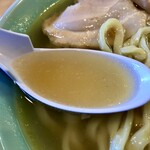 榮ラーメン - 澄んだスープ