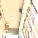 榮ラーメン - 入り口の天井にツバメさん