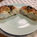 17サーフ ベーグル - 明太バター。上には海苔がこれまたたっぷりとのっています。