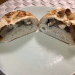 17サーフ ベーグル - ごまあん・きなこあん・クリームチーズ。上にはアーモンドスライスがたっぷりとのっています。