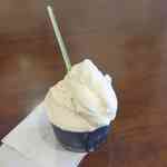 ジェラテリア アクオリーナ - 早速頂いてみると、ヨーグルト味はさっぱりとしていながらコクの有る濃厚な味わいで
      ミルクアイスはミルクを滑らかに凍らせて飲んでいる様なミルク感前回のジェラートで