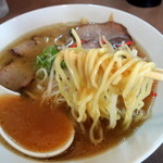 らーめんけん - 2014年9月12日(金)　にんにくらーめん(700円)　麺リフト