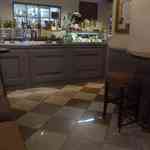 ジェラテリア アクオリーナ - 店内奥にはアイスクリームが入ったガラスケースと、ジェラートを作り出す工房があり