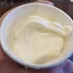 ジェラテリア アクオリーナ - その後ヨーグルト味とミルクアイスをミックスして楽しんでみましたが
      程よい甘みとコクのある味わいへと変化し、ミックス版も美味でした。