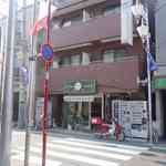 ジェラテリア アクオリーナ - 目の前の道は細いながらも、バス路線がひっきりなしに通過する道路のようなので
      我が身がひき肉にならぬよう、自動車の往来に気をつけ、目印にしていた竹の子の隣のジェラテリアアクオリーナへと移動します。