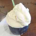 ジェラテリア アクオリーナ - さっぱりしていようが濃い味だろうが、濃厚なコクの有る味わいが楽しめる点が好感触です。
      ※ちなみに写真左手がミルク味、右手がヨーグルト味のジェラートです。