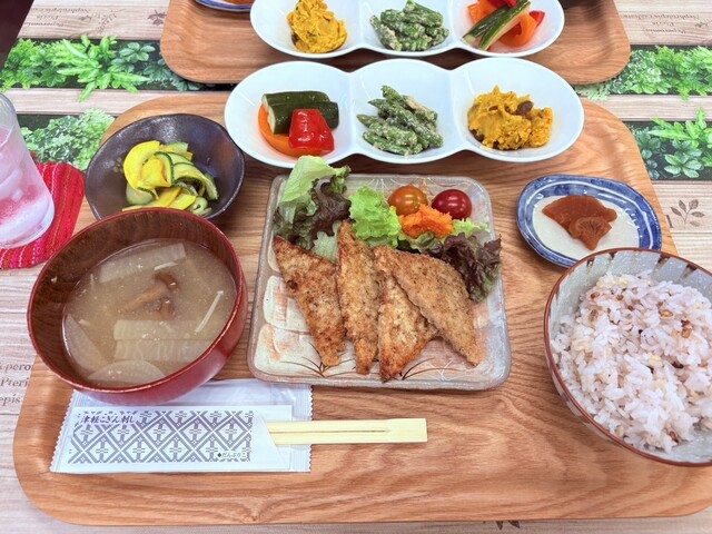 カフェ 花や 弘前 &ndash; 落ち着きのあるカフェでくつろぎのひとときを