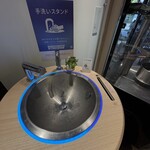 think coffee - 手洗いスタンドが入り口付近にある