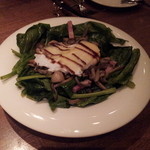 トラットリアチッチョ - 茸とベーコンのほうれん草サラダ