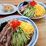 ゆたか屋 - 左奥の3個餃子、すでに相方が1個食されました^^;