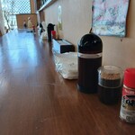 もつ煮ショップ - カウンターの様子